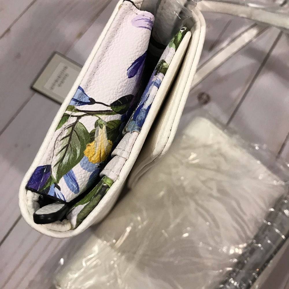 ✨HOST PICK Tri-Fold white Crossbody Wallet NWT - Picture 6 of 6